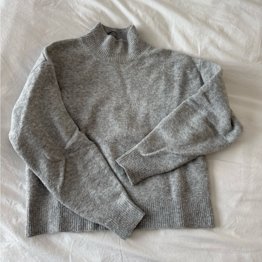 H&M gray turtleneck long sleeve sweater